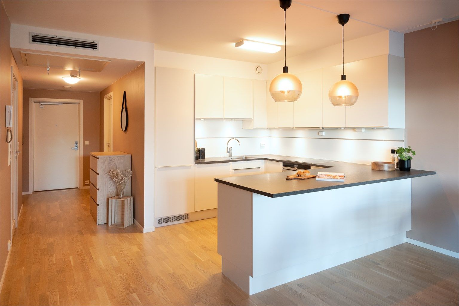 Stort kjøkken, med integrerte hvitevarer, god skap- og benkeplass