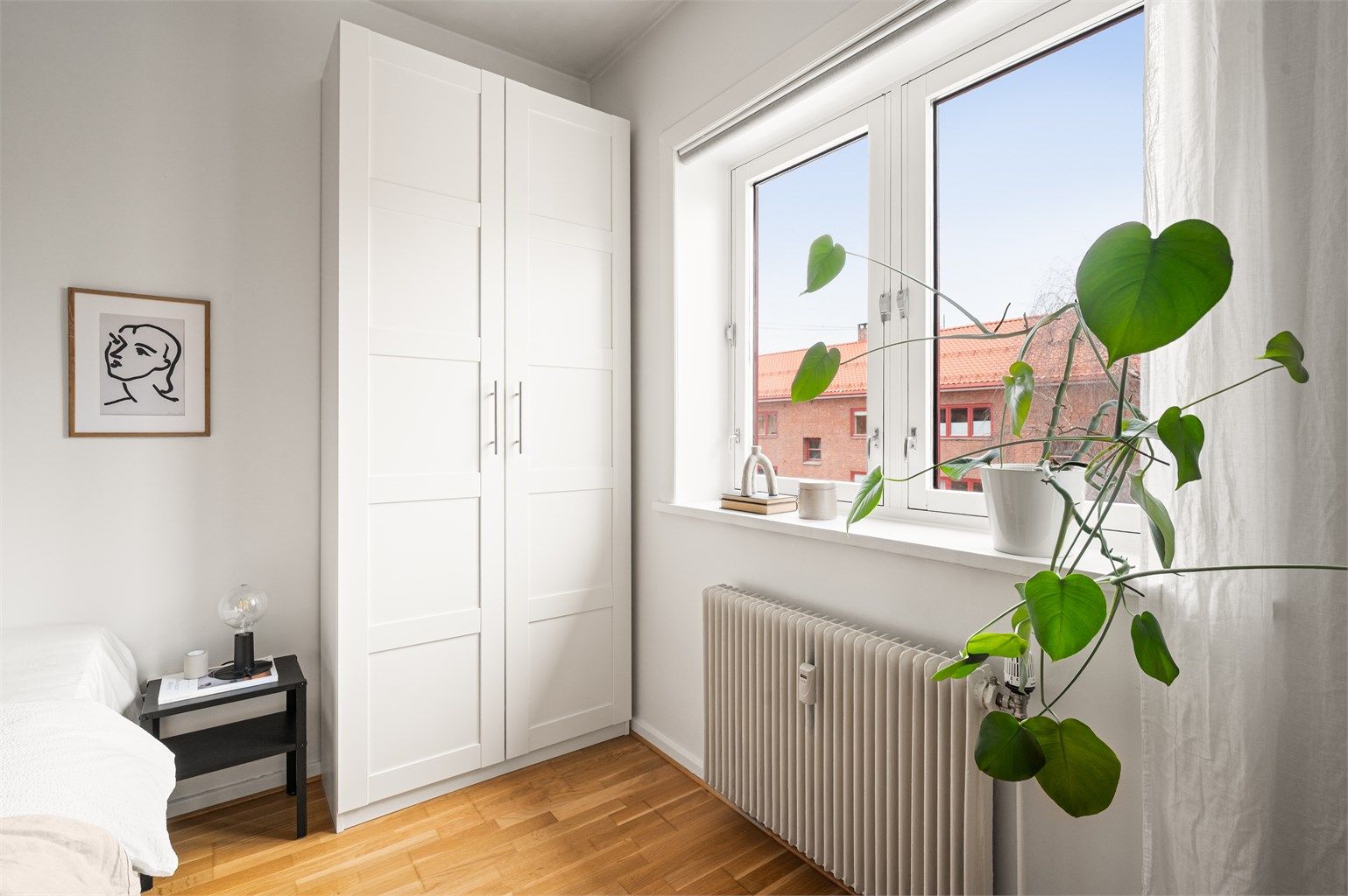 Soverommet vender ut mot rolige og frodige omgivelser, og har lite innsyn, noe som gir en privat og rolig atmosfære.