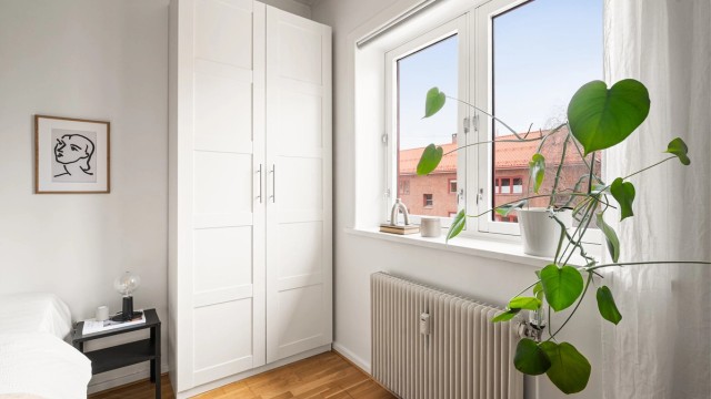 Soverommet vender ut mot rolige og frodige omgivelser, og har lite innsyn, noe som gir en privat og rolig atmosfære.