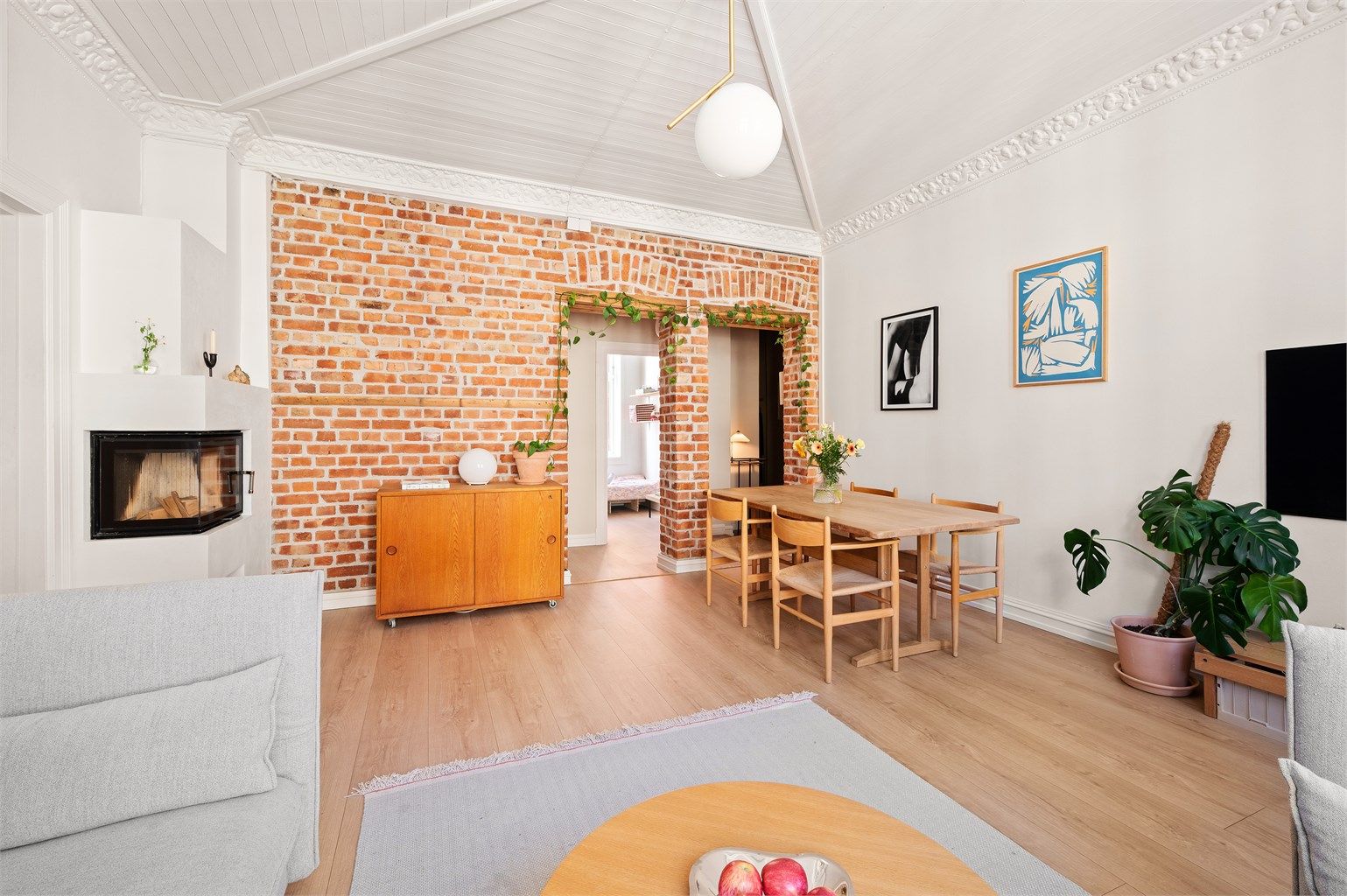 Den eksponerte teglsteinsveggen gir rommet rustikk og moderne karakter.