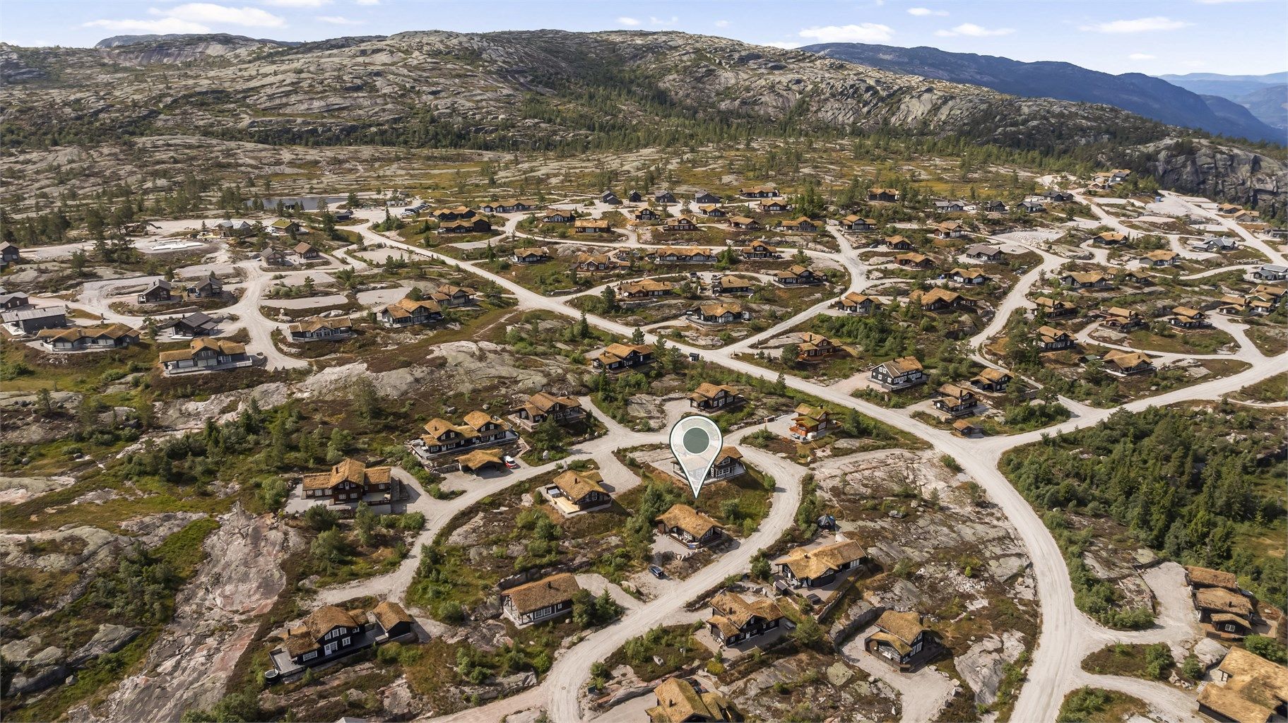Eiendommen er omkranset av flott natur og andre fritidsboliger.