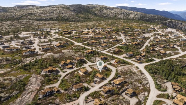 Eiendommen er omkranset av flott natur og andre fritidsboliger.