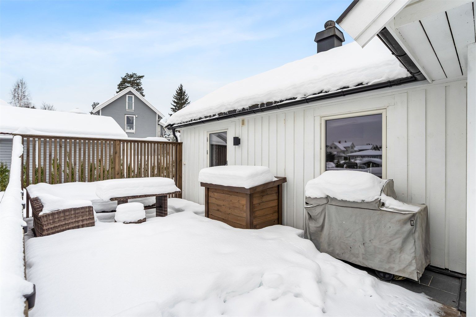 Det er utgang fra stue til terrassen, og trapp videre til terreng.