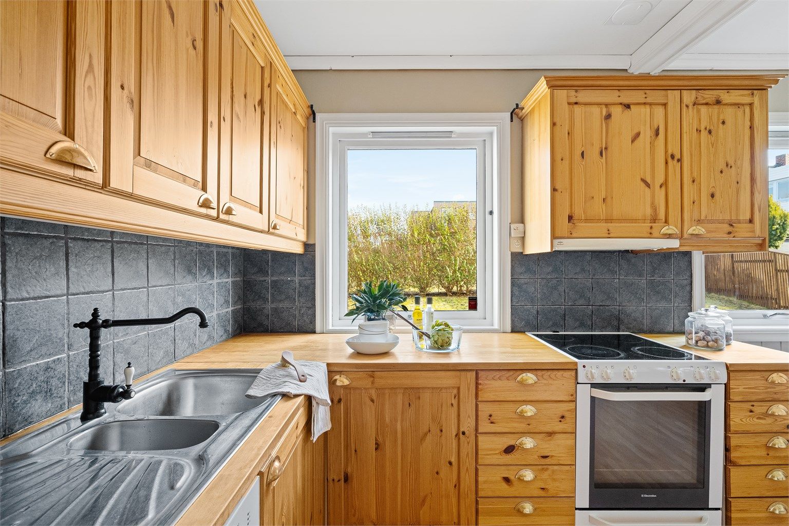 Utsikt til hagen fra kjøkken. 