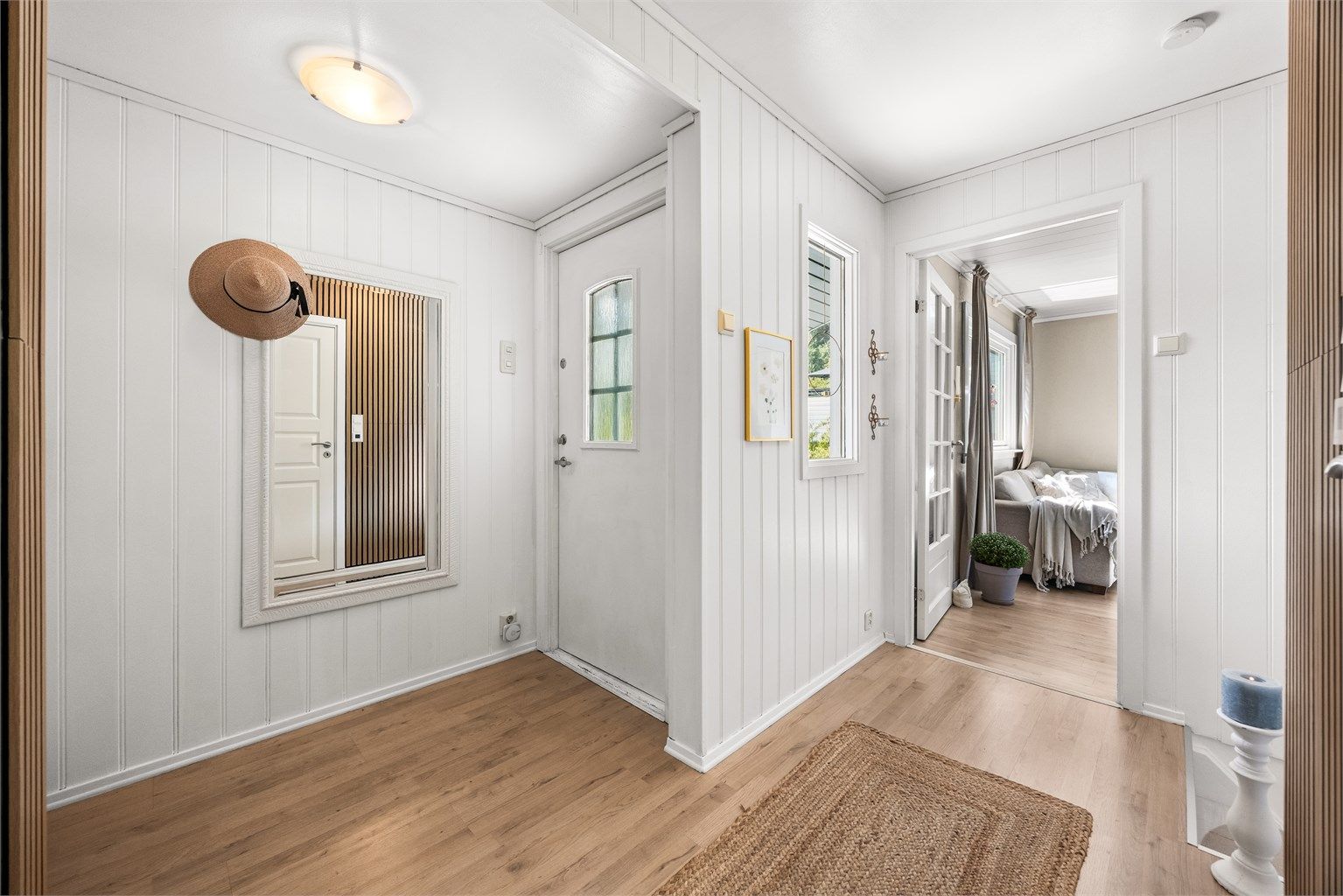 Lys entré som ønsker velkommen inn i boligens første etasje.