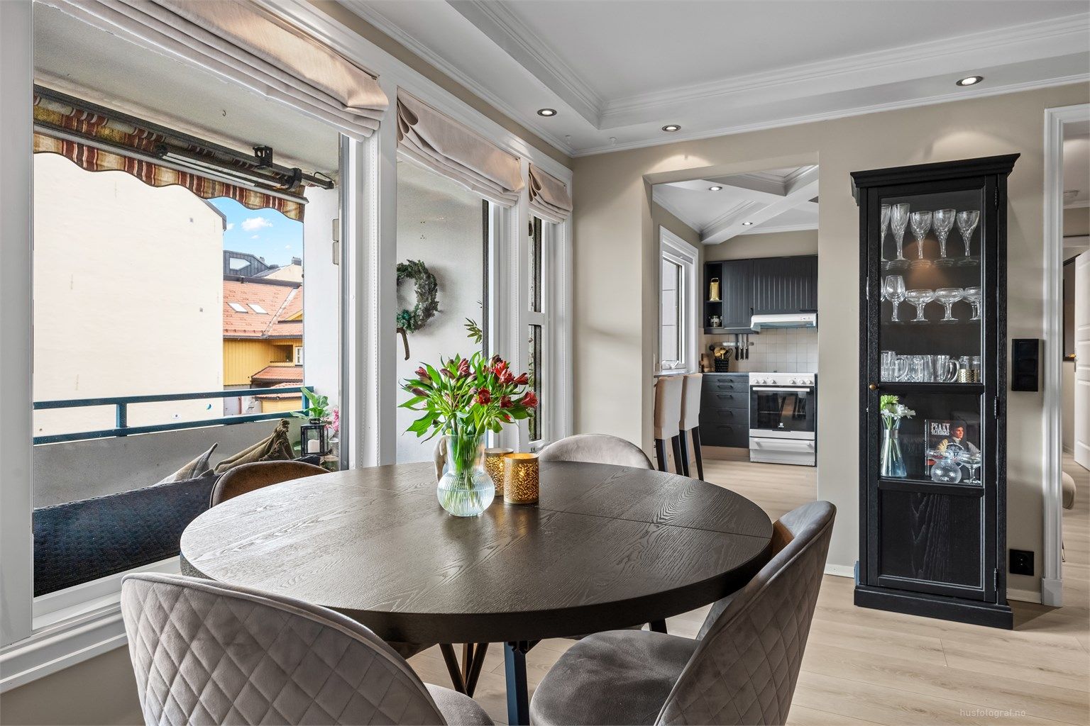 Stue med delvis åpen løsning mot kjøkkenet