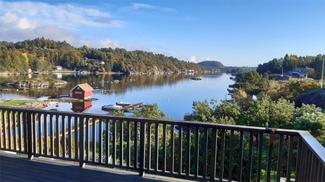 Fra den store terrassen kan du nyte den fin utsikten utover sjøen.