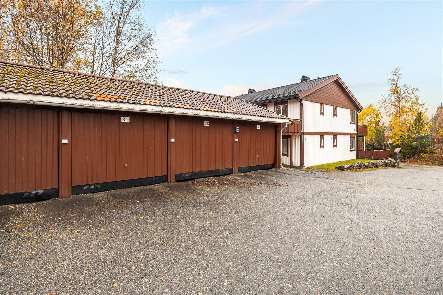 Leiligheten disponerer en fast parkeringsplass (merket 3C) på 17 kvm i felles garasjerekke, rett ved leiligheten.