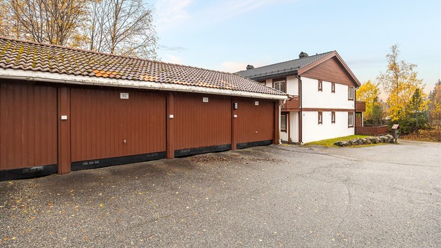 Leiligheten disponerer en fast parkeringsplass (merket 3C) på 17 kvm i felles garasjerekke, rett ved leiligheten.