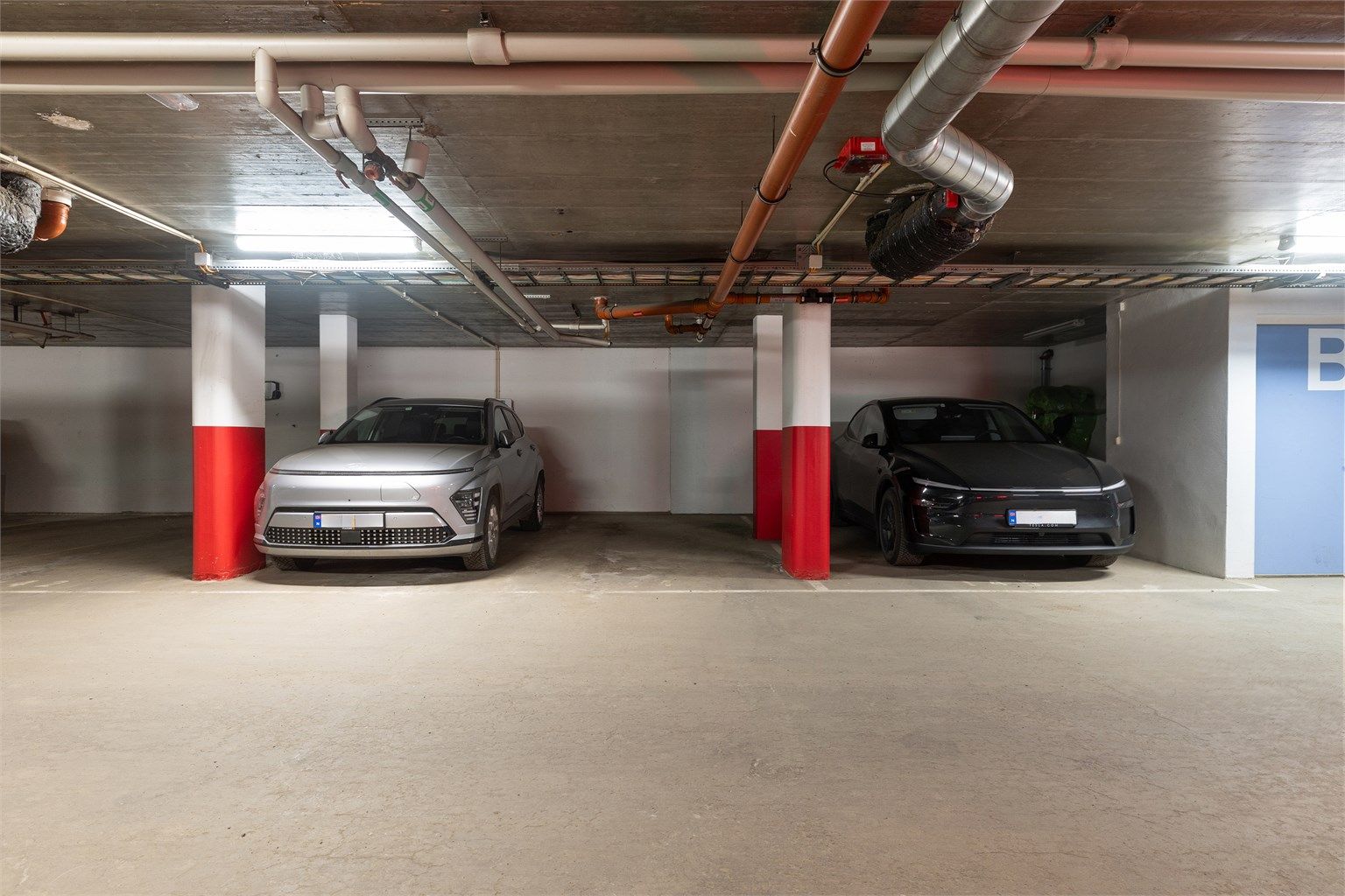 Selger eier bruksrett til parkeringsplass nr. 144 i felles, lukket garasjeanlegg i kjeller. Denne kan kjøpes sammen med leiligheten for 350 000,-. Det er mulighet for elbillading via sameiets felles løsning.