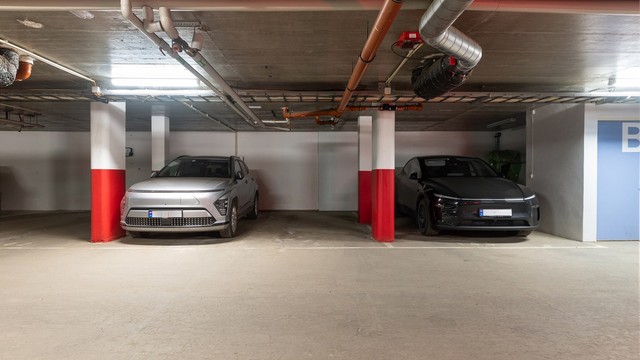 Selger eier bruksrett til parkeringsplass nr. 144 i felles, lukket garasjeanlegg i kjeller. Denne kan kjøpes sammen med leiligheten for 350 000,-. Det er mulighet for elbillading via sameiets felles løsning.