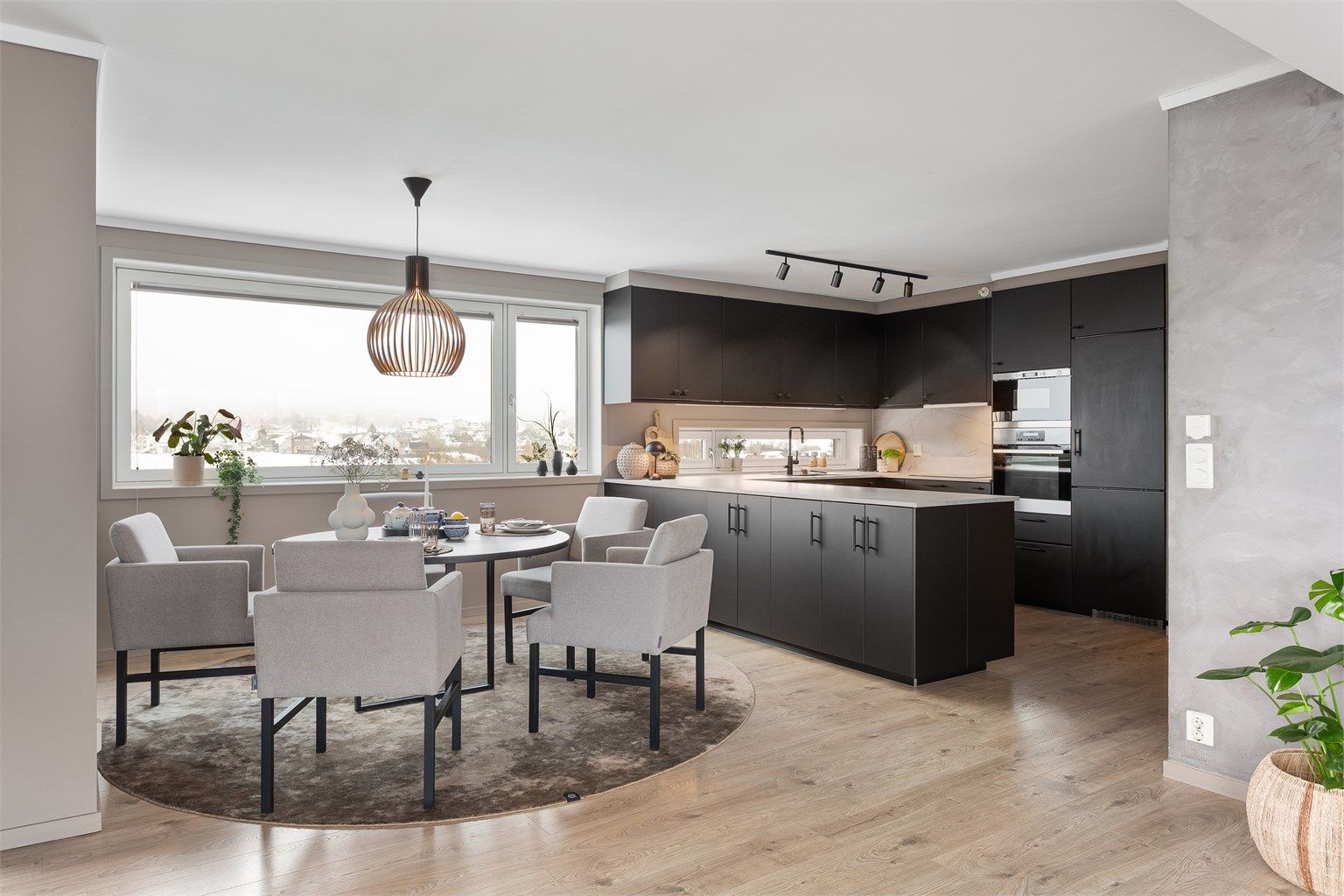 Plass til spisebord - flott utsikt!