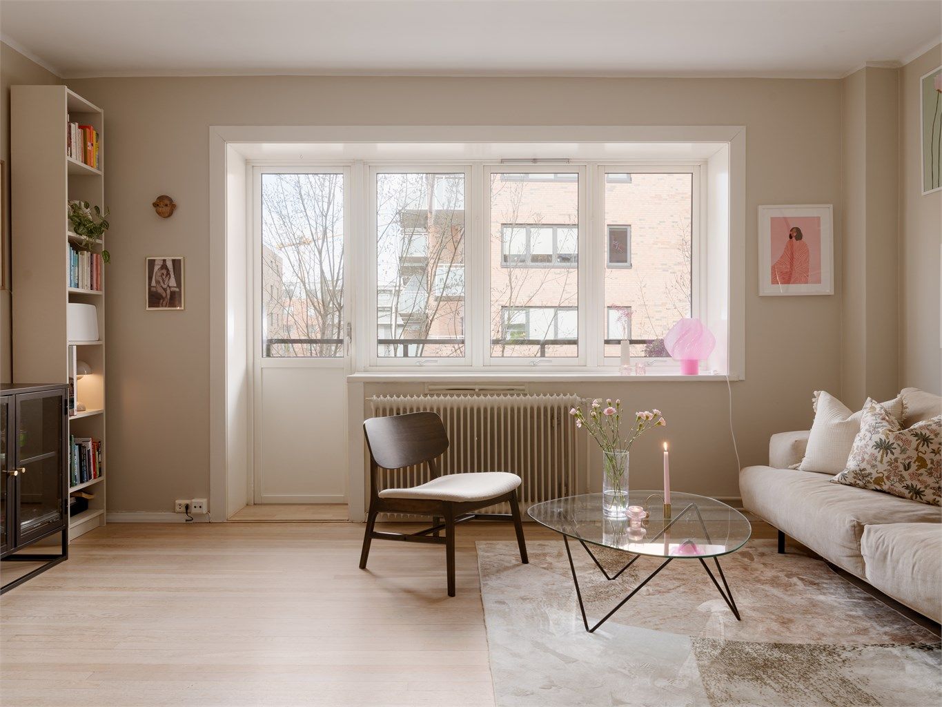 Vinduene er fra 2012 og slipper inn rikelig med dagslys. Oppvarming via radiatorer er inkludert i felleskostnadene.