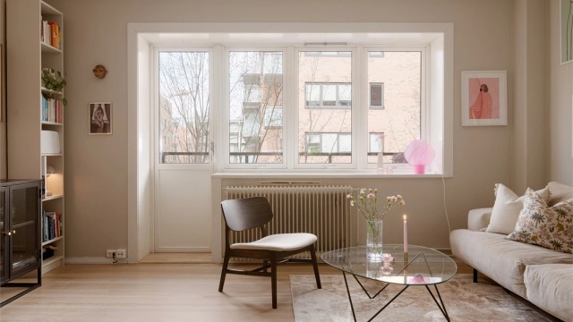 Vinduene er fra 2012 og slipper inn rikelig med dagslys. Oppvarming via radiatorer er inkludert i felleskostnadene.