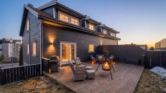 Velkommen til Veslefrikkveien 1A! En innholdsrik og familievennlig tomannsbolig med store, flotte uteplasser.