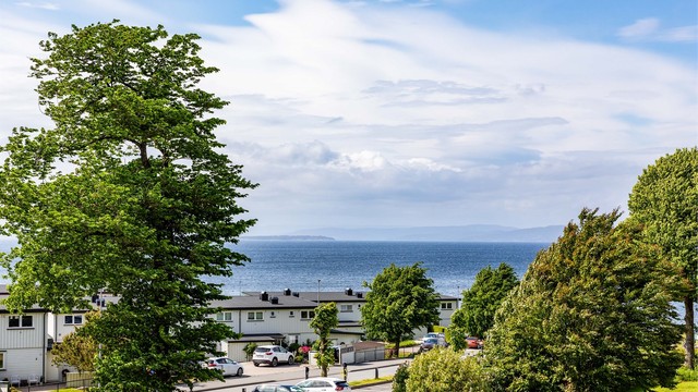 Utsikt fra terrassen til Oslofjorden og Hurumlandet - fremhevet med zoom. Fotograf; Børge Oppegård.