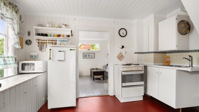 Annekset har egen kjøkkeninnredning med laminert benkeplate og nisje for hvitevarer.