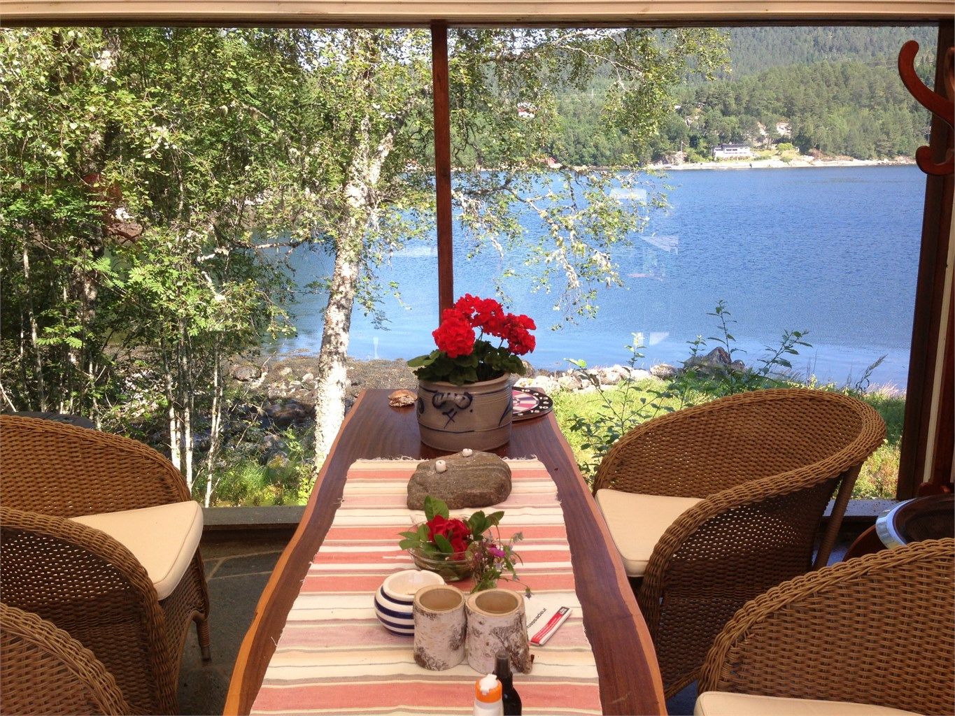 Det er laget til flott overbygget utestue/uteområde under tak på tilbygget del med flott utsikt mot sjøen