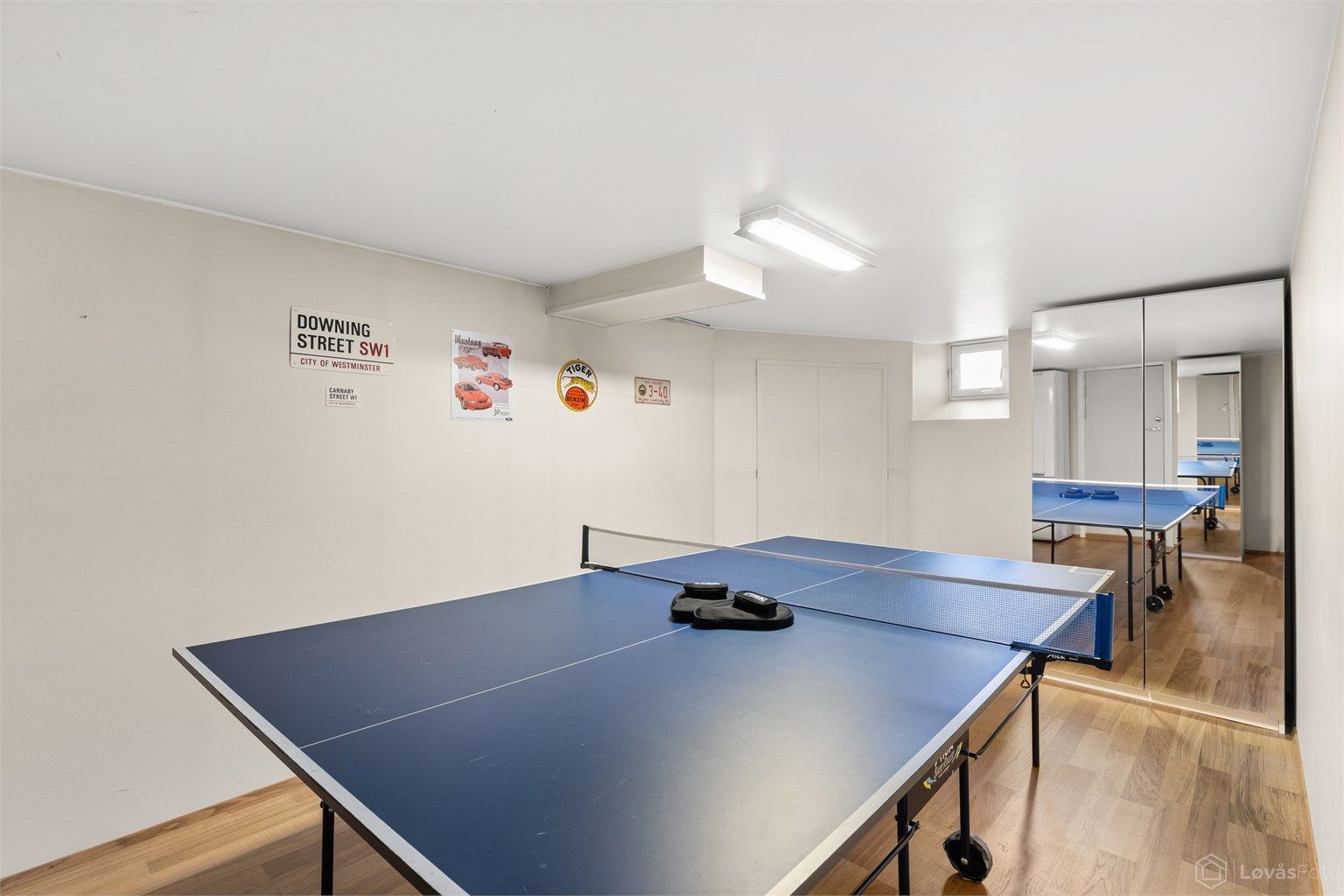 Oppholdsrom med gulvvarme og egen utgang til hagen via dør og kjellerlem