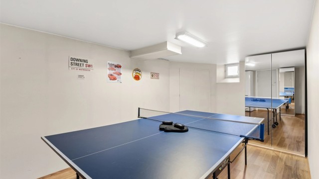 Oppholdsrom med gulvvarme og egen utgang til hagen via dør og kjellerlem