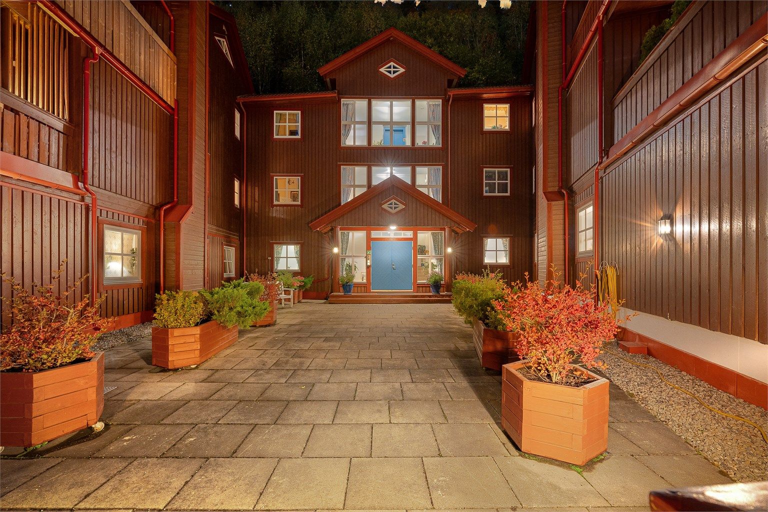 Det er heis- og trappeadkomst til leiligheten samt garasjeanlegget