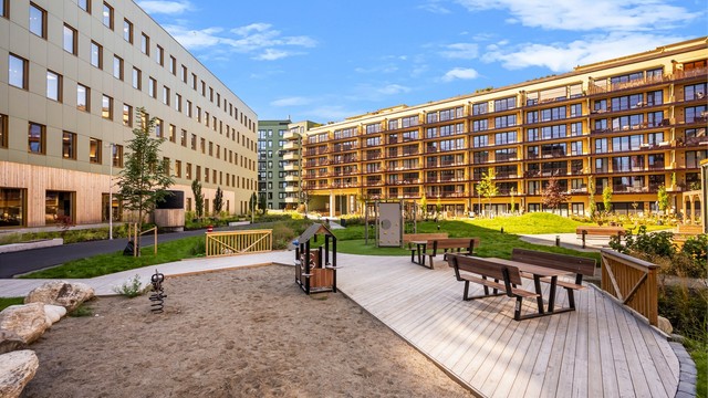 Fellesområdet har lekeplass med sandkasse og sitteplasser for beboerne.