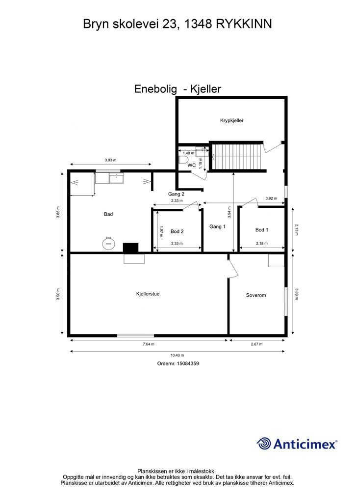 Kjelleren er innredet med kjellerstue, vaskerom, toalettrom, boder og et disponibelt rom.