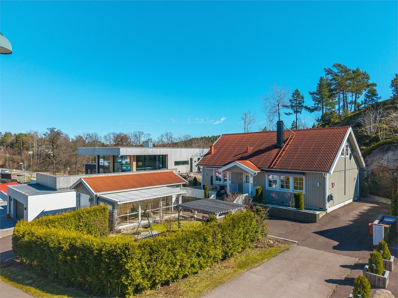 Enebolig fra 2014 med pent opparbeidet tomt, flere uteplasser og en delvis innglasset utestue på 17 m².