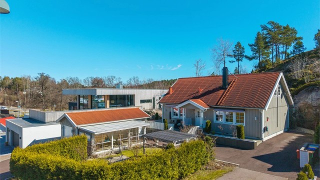 Enebolig fra 2014 med pent opparbeidet tomt, flere uteplasser og en delvis innglasset utestue på 17 m².