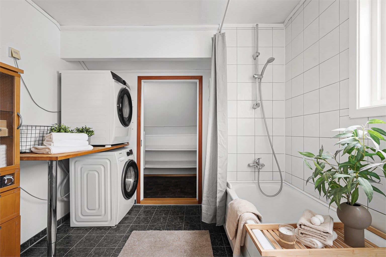 
Det er opplegg for vaskemaskin og plass til tørketrommel. 