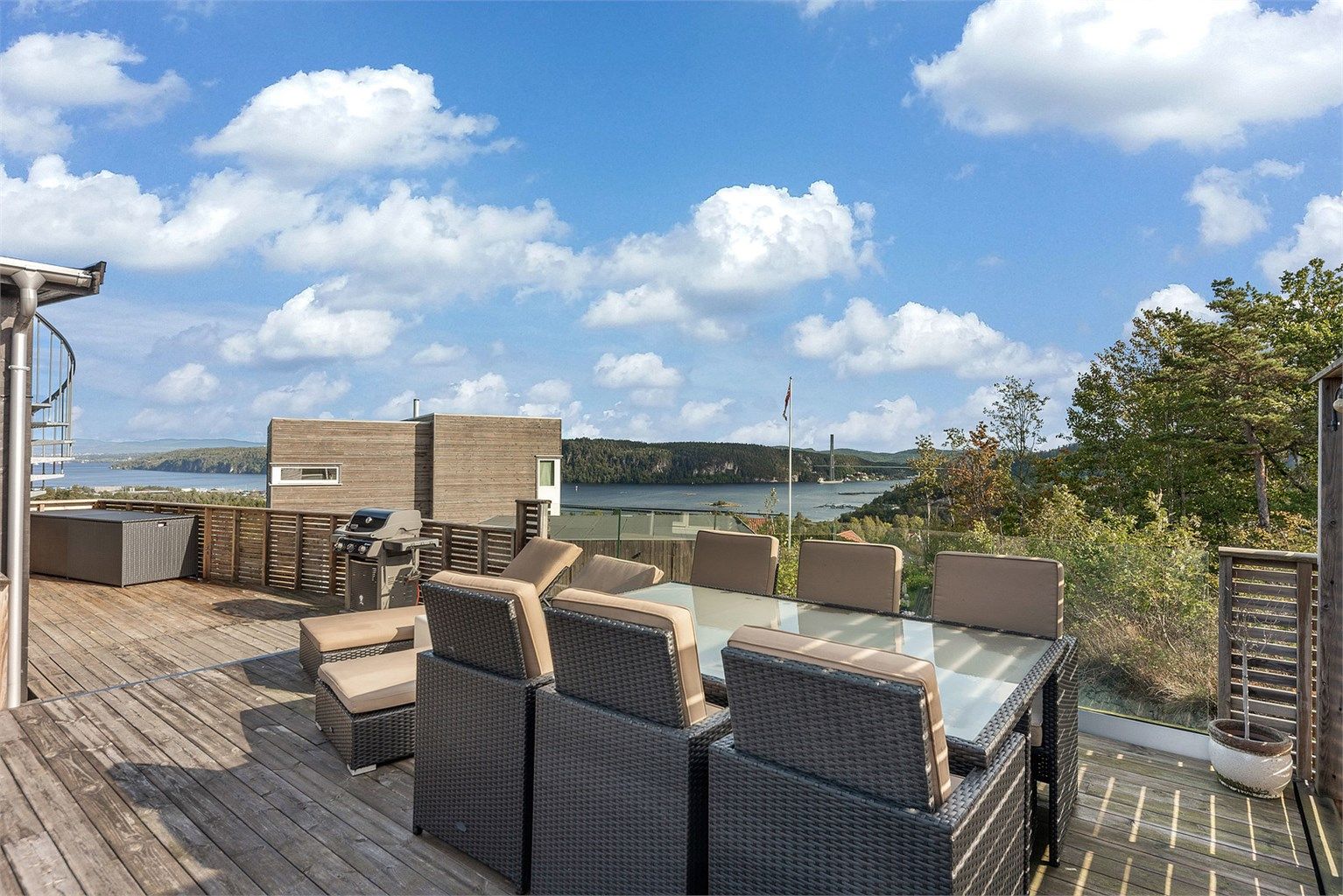 Herfra har du en vidstrakt utsikt utover fjorden.