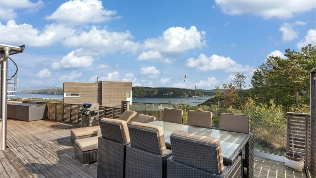 Herfra har du en vidstrakt utsikt utover fjorden.