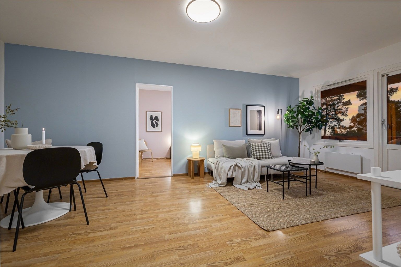 Det første som møter deg er store vindusflater og balkongdør med frodig utsikt, som gir en behagelig atmosfære