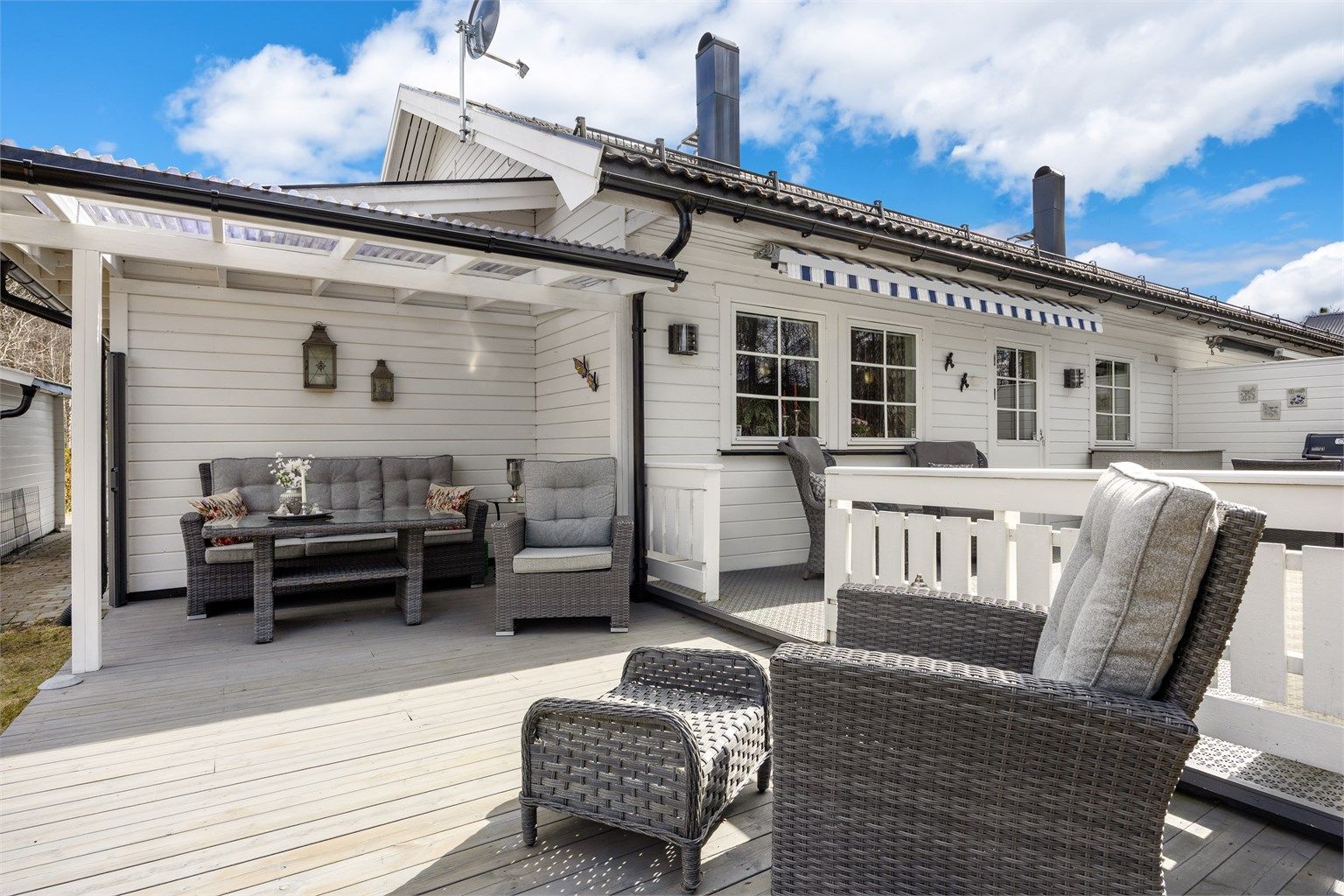 Terrassen har god plass til ulike møbelgrupper, og er et perfekt sted for avslapning og sosiale lag.