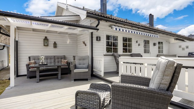 Terrassen har god plass til ulike møbelgrupper, og er et perfekt sted for avslapning og sosiale lag.