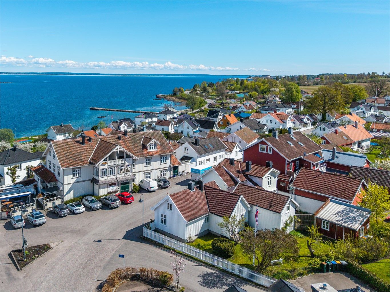 Her i Gamle Åsgårdstrand bor du med umiddelbar nærhet til sjøen og båthavnen. Eiendommen har ingen boplikt.
Foto: Fotofinish AS v/Kristian Bollæren