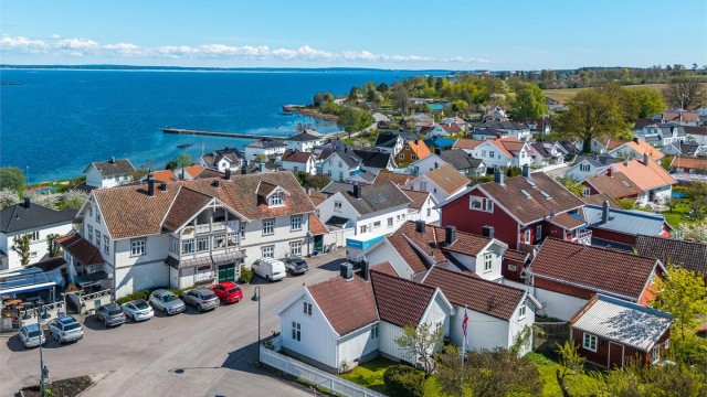 Her i Gamle Åsgårdstrand bor du med umiddelbar nærhet til sjøen og båthavnen. Eiendommen har ingen boplikt.
Foto: Fotofinish AS v/Kristian Bollæren