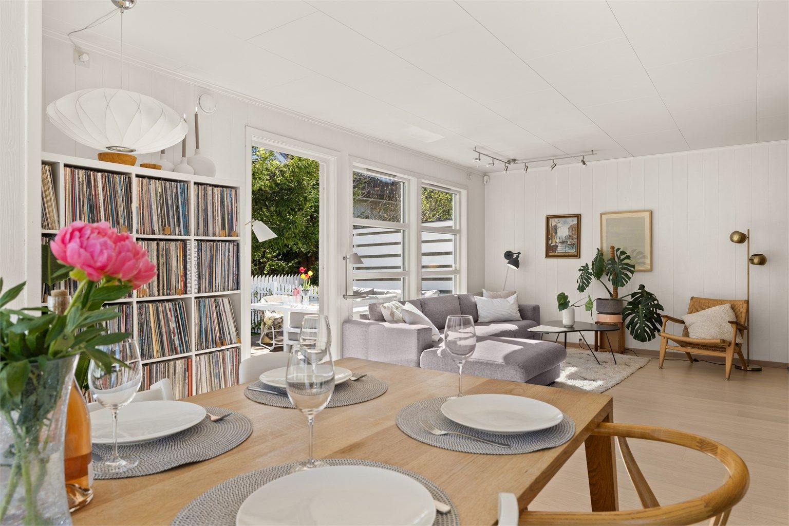 Det er rikelig med plass til en sofagruppe med tilhørende møblement og et stort spisebord som inviterer til sosialt samvær.