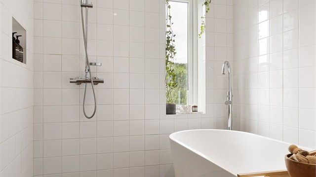 Badet er utstyrt med både dusj med regnfall og et frittstående badekar.