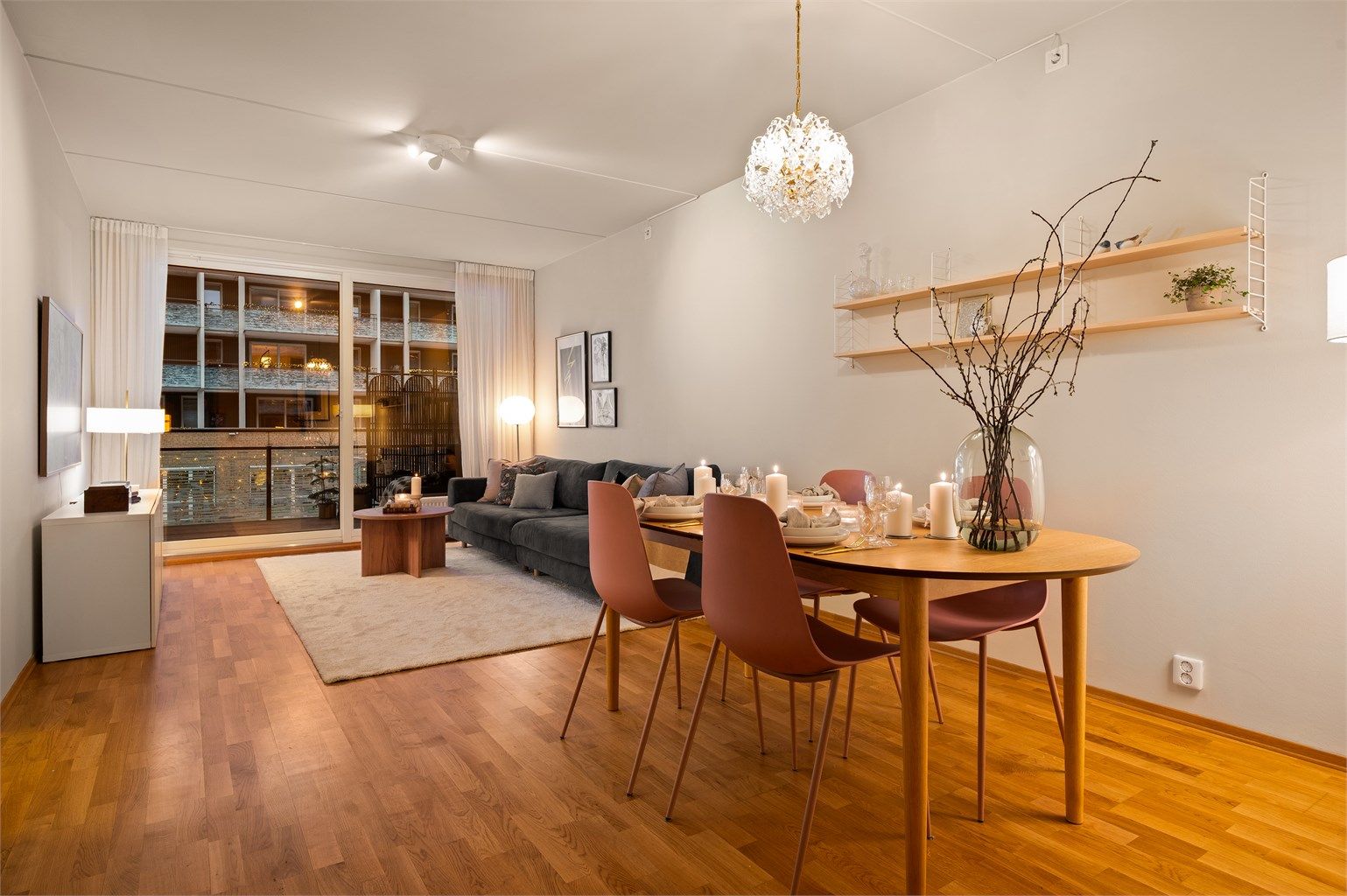 En moderne og arealeffektiv 4-roms selveierleilighet med gjennomgående høy standard og en romslig balkong. 