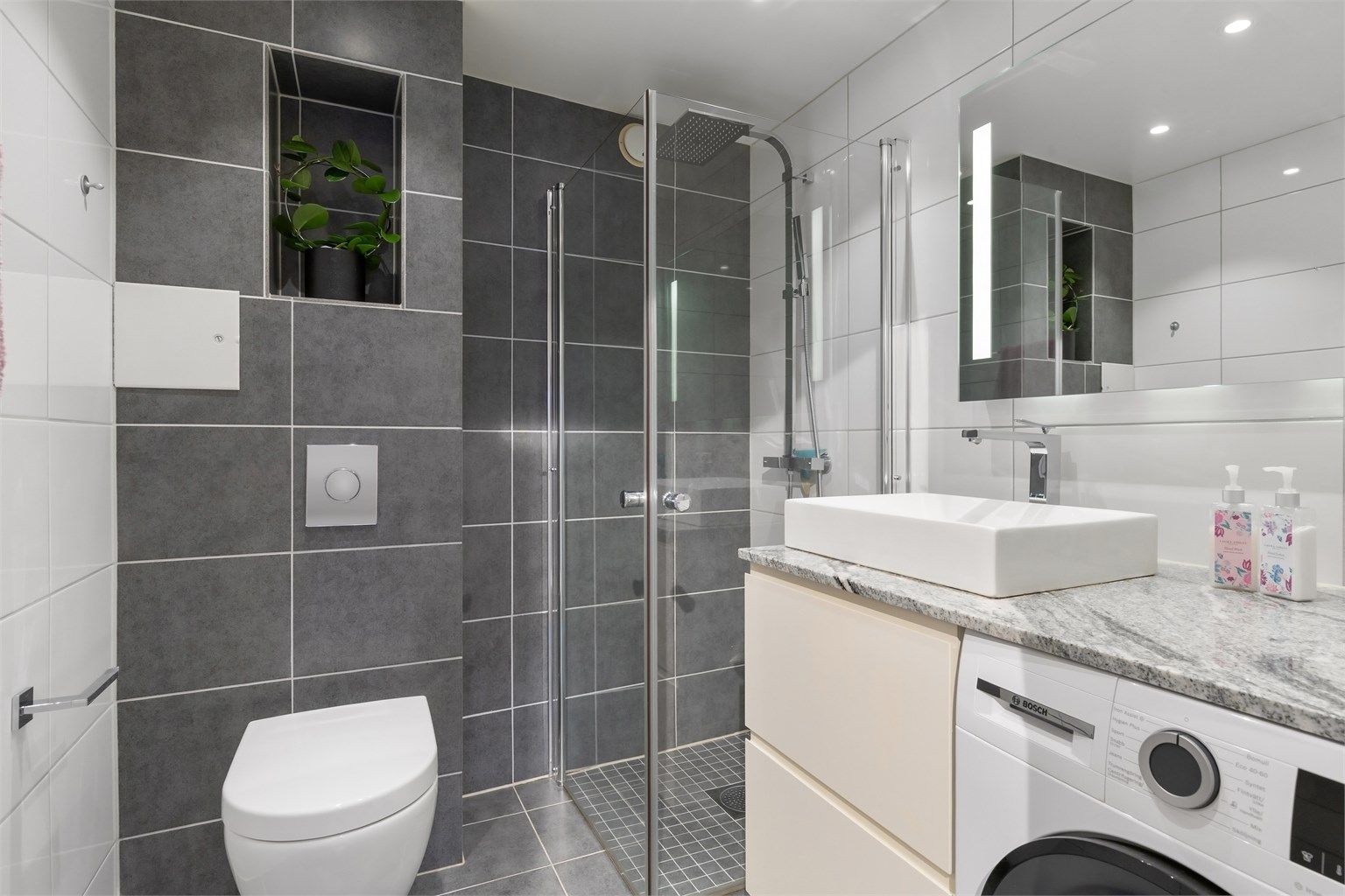 Baderommet ble renovert rundt 2013 og har flislagt gulv med behagelig gulvvarme.