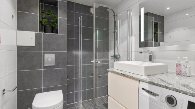 Baderommet ble renovert rundt 2013 og har flislagt gulv med behagelig gulvvarme.