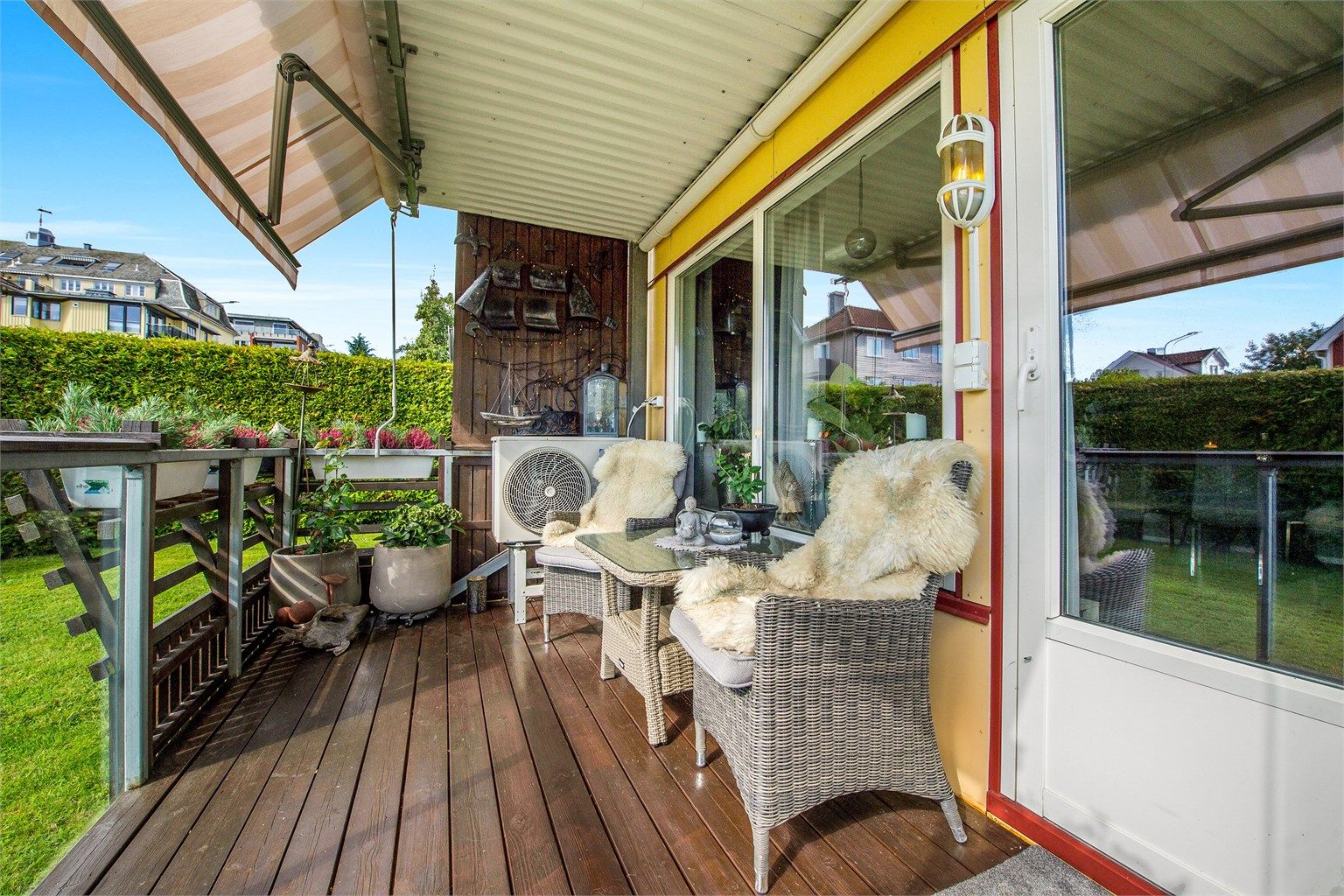 Terrassen har ny markise.
