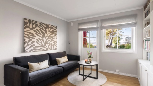 Utgang til hagen også fra tv-stuen