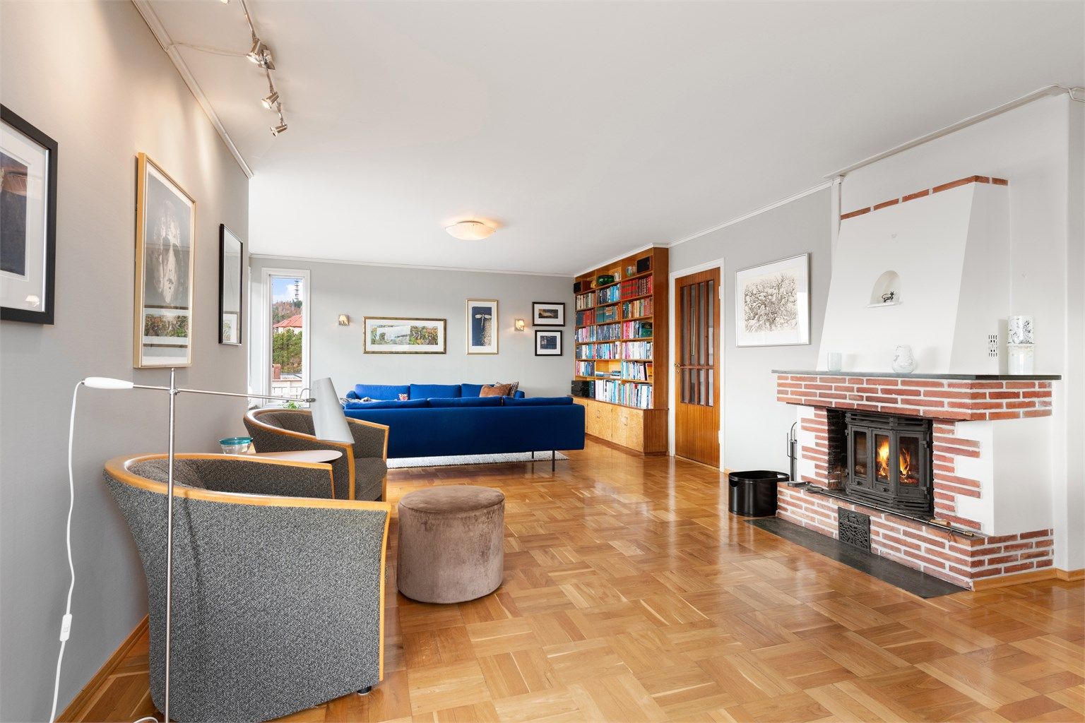 Murt peis med innsats i stuen som gir en lun og hyggelig atmosfære