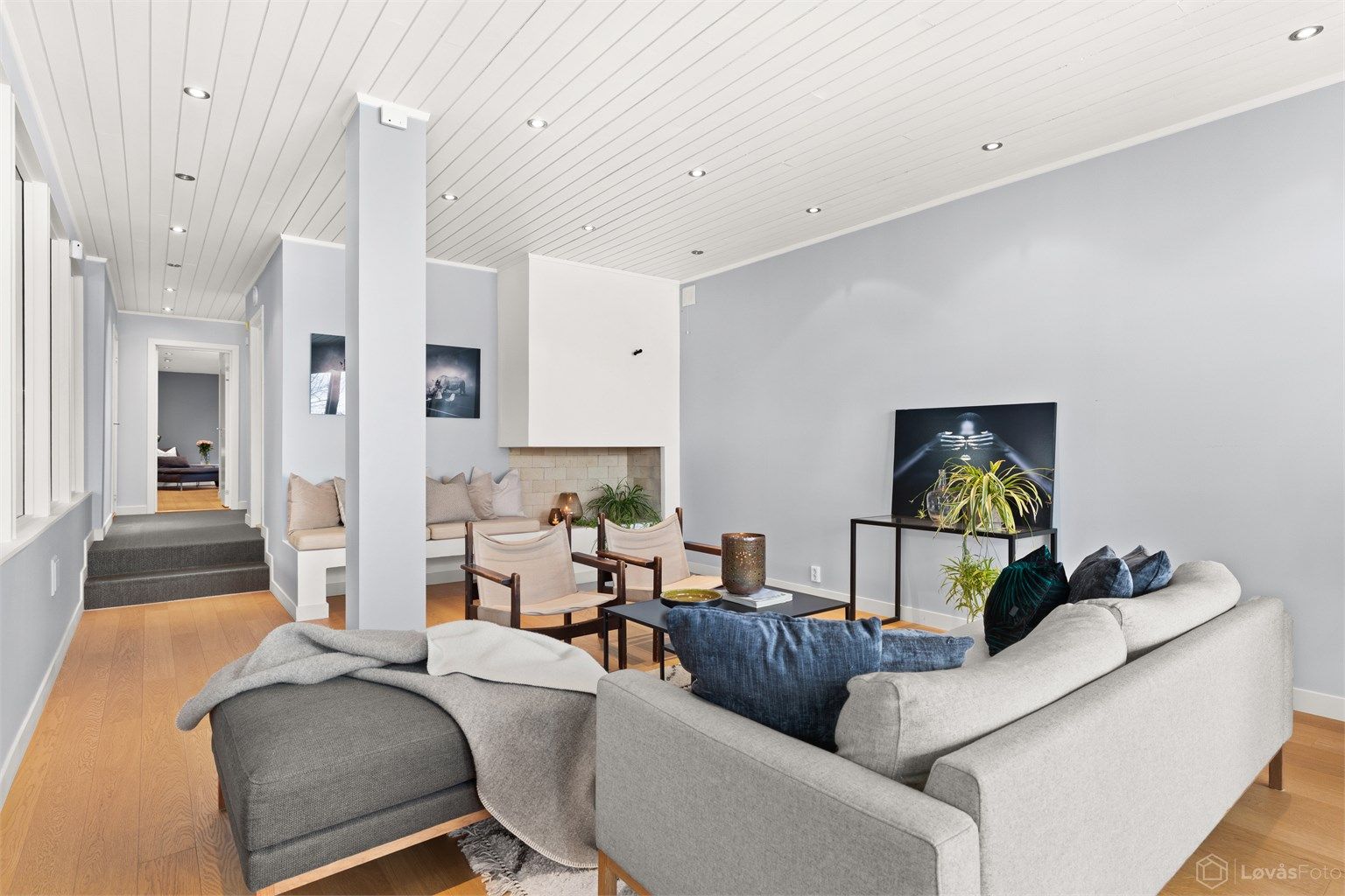 Rommet har moderne, malte flater, en-stavs parkett gulv, og gulvvarme som gir jevn og behagelig komfort.
