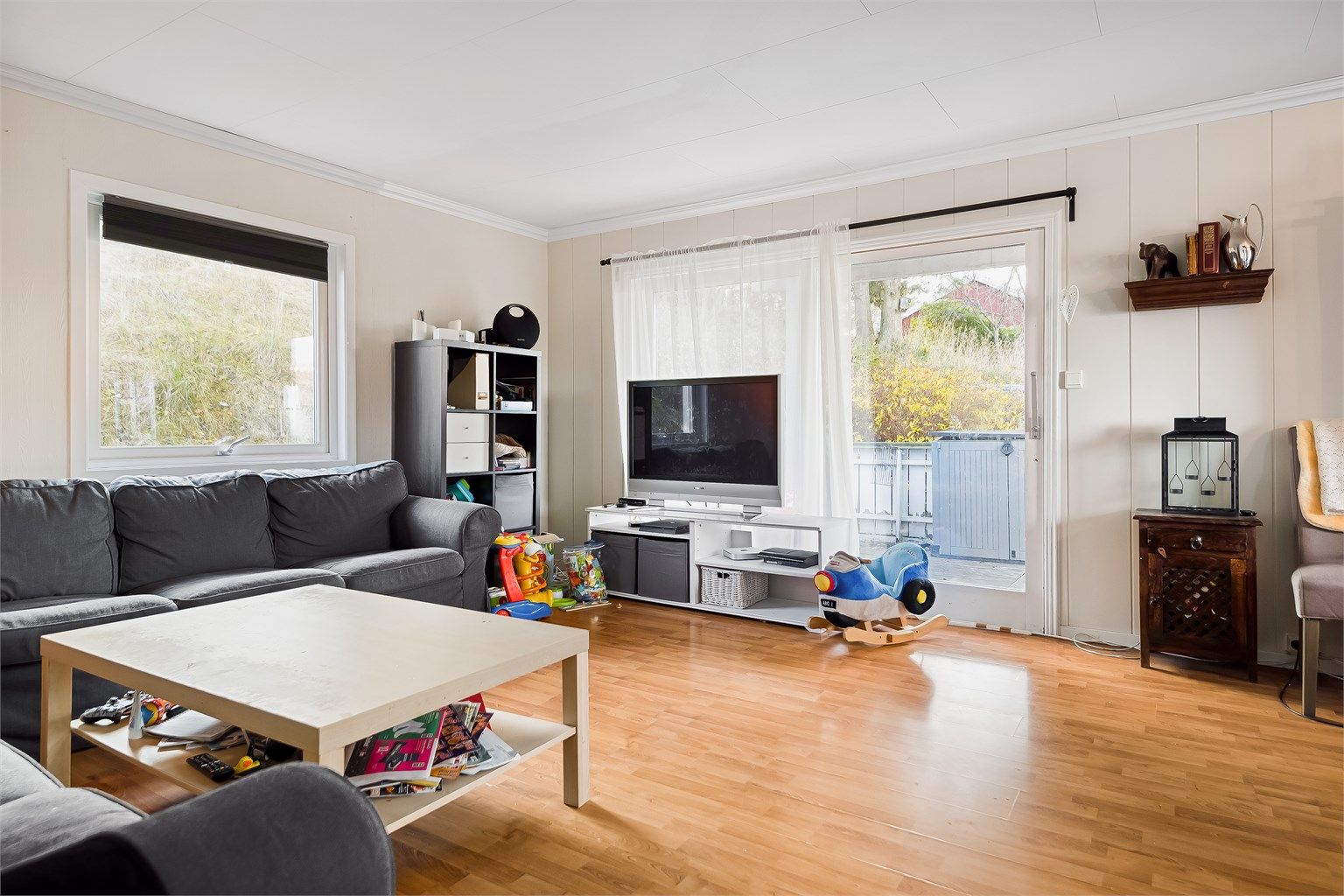 Boligen er gjennomgående lys og luftig med utstrakte vindusflater som sikrer rikelig med naturlig dagslys. 