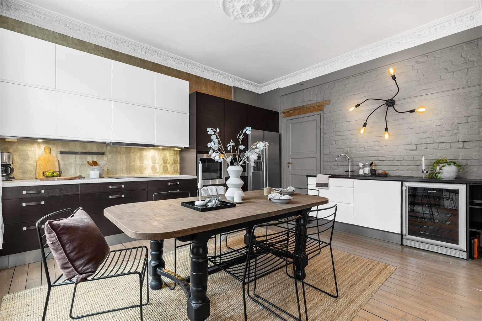 Flott gulv i heltre. Klassiske detaljer i tak.