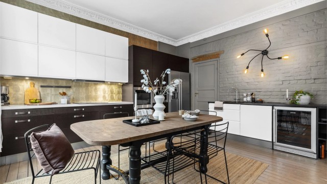 Flott gulv i heltre. Klassiske detaljer i tak.