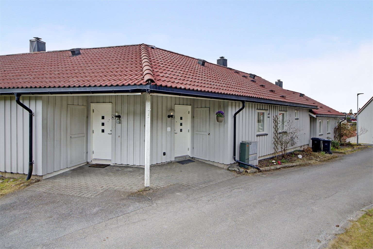 Fasade ved inngangsparti - overbygget - trappefri adkomst